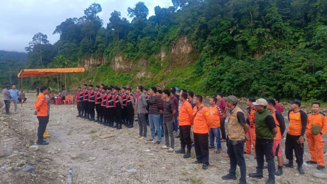 Tim SAR gabungan melakukan pencarian korban mobil terjun ke jurang di Kabupaten Pakpak Bharat.