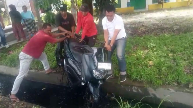 Sepeda motor pengedar sabu kecebur ke parit saat diamankan petugas.