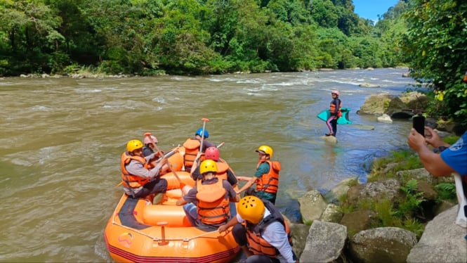 Tim SAR gabungan saat melakukan pencarian 3 penumpang mobil terjun ke jurang di Kabupaten Pakpak Bharat.