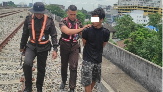 Petugas keamanan kereta api mengamankan pelaku pencurian kabel sinyal dan telekomunikasi petak jalan layang di Medan.