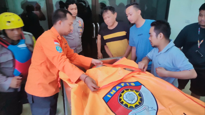 Petugas evakuasi korban mobil terjung ke jurang di Pakpak Bharat.