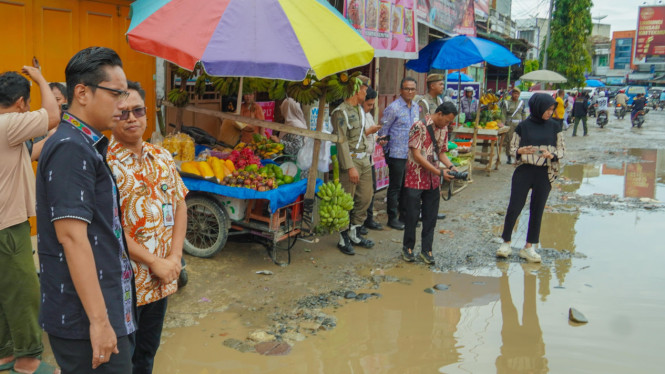Wali Kota Medan, Rico Waas meninjau Jalan Sunggal yang rusak parah.