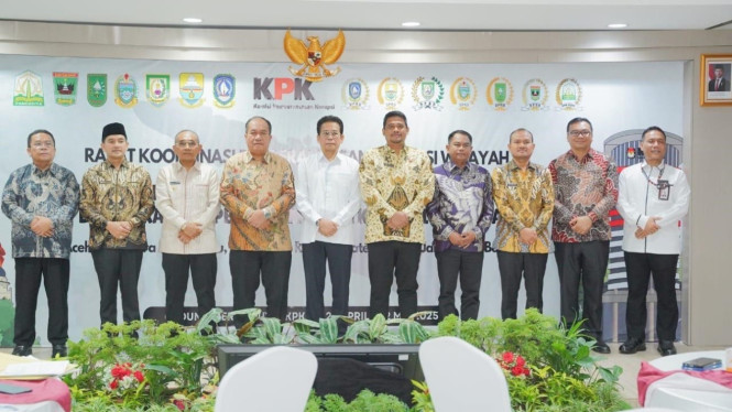 Gubernur Sumut, Bobby Nasution bersama beberapa kepala daerah di Sumut menyambangi gedung KPK di Jakarta.