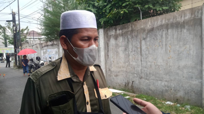 IY yang merupakan ayah kandung korban.