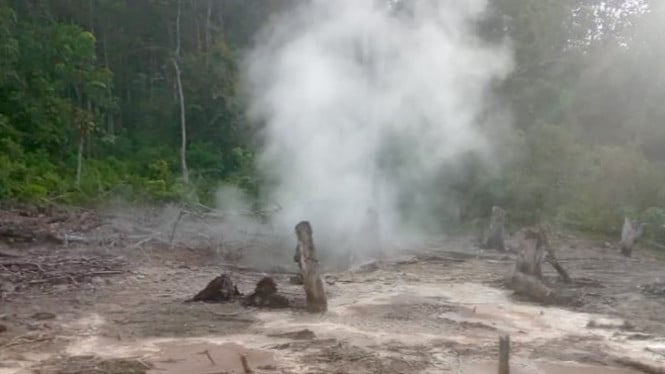 Semburan lumpur panas di Desa Roburan Dolok, Kecamatan Panyabungan Selatan, Kabupaten Mandailingnatal.