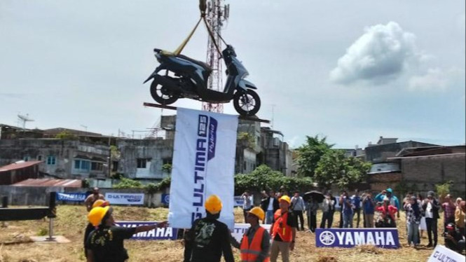 Pembuktian Ketahanan Rangka Yamaha G-Ultima, Sanggup Angkat Forklift 5 Ton