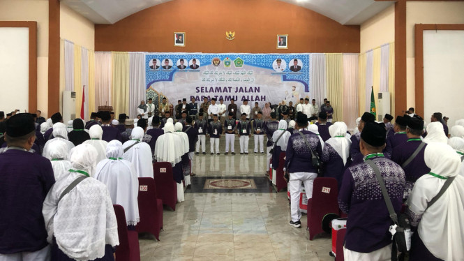 Pelepasan calon jemaah haji kloter pertama embarkasi Medan di Asrama Haji Medan.