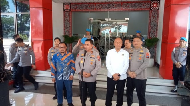 Kapolda Sumut, Irjen Pol. Whisnu Hermawan dan Kompolnas berikan keterangan kepada pers terkait penonaktifan Kapolres Pelabuhan Belawan, AKBP Oloan Siahaan.