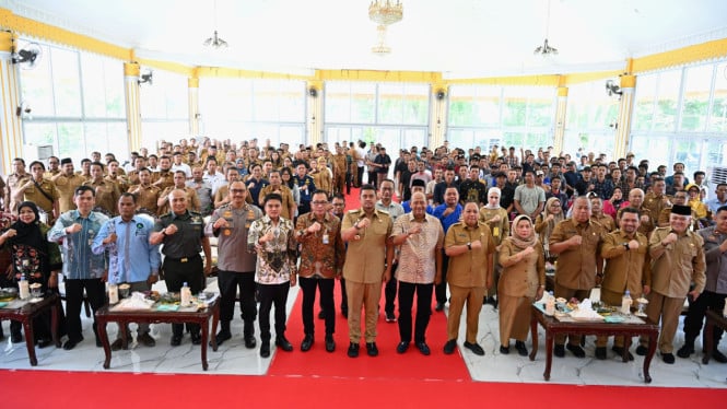 Gubernur Sumut, Bobby Afif Nasution, secara simbolis menyerahkan asuransi kepada nelayan di Pendopo Jentera Malay, di Kabupaten Langkat.