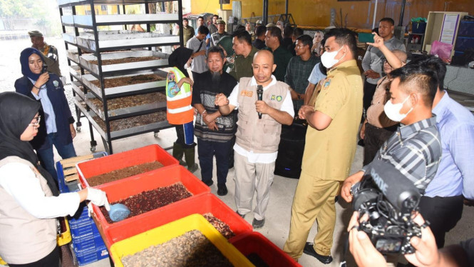 Gubernur Sumut, Bobby Nasution dan Rektor USU, Prof Muryanto Amin meluncurkan TPST USU.