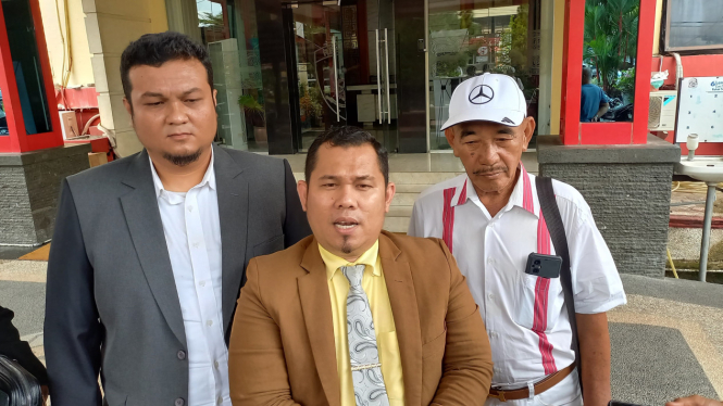 Andri Agam selaku kuasa hukum korban A Sin, saat memberikan keterangan pers di Mako Polda Sumut.