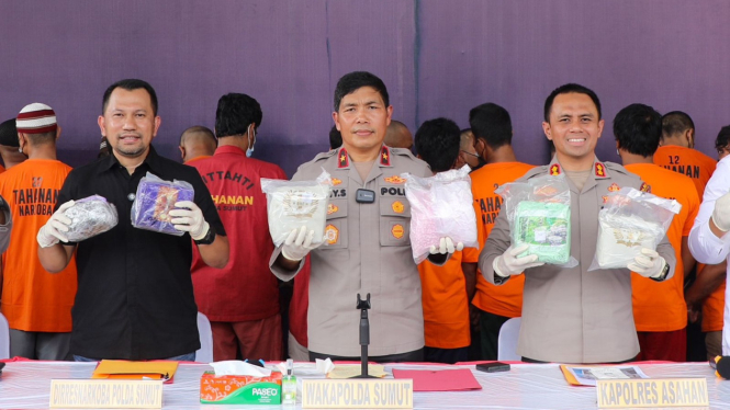 Wakapolda Sumut, Brigjen Pol. Rony Samtana, saat menunjukan barang bukti pengungkapan kasus narkoba.
