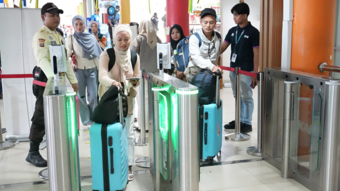 Aktivitas penumpang KA di Stasiun Medan.