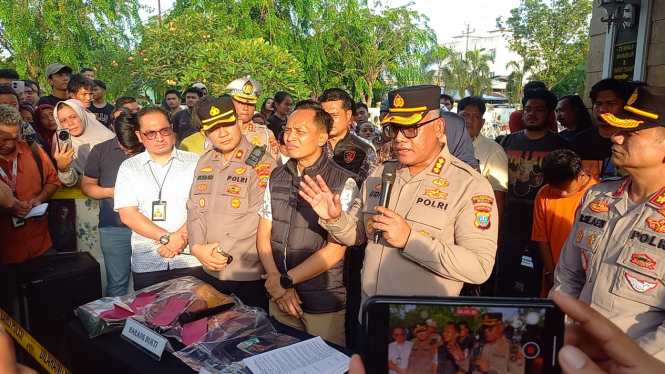 Kapolrestabes Medan, Kombes Pol Gidion Arif Setyawan saat paparkan pengungkapan kasus pengiriman mayat bayi ke ojol oleh abang-adik.