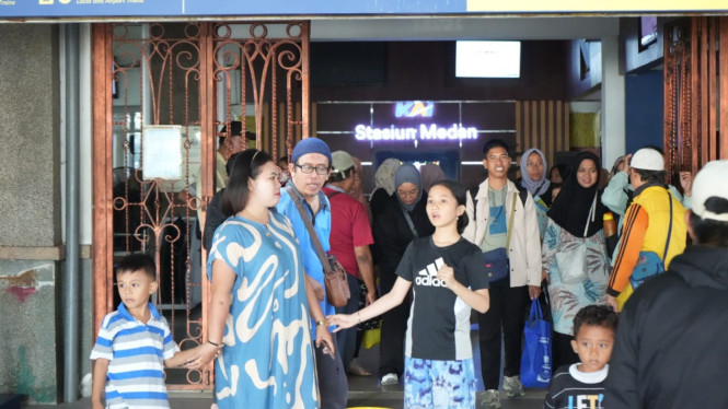Aktivitas penumpang di Stasiun Medan.