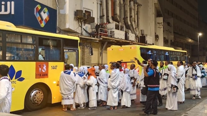 Jemaah haji Indonesia naik bus shalawat di terminal Syib Amir.