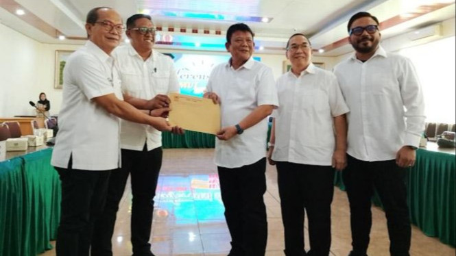 Ketua KONI Sumut, Hatunggal Siregar menerima susunan kepengurusan KONI Sumut periode 2025-2029.