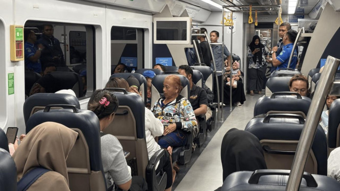 Aktivitas penumpang KA Bandara di Medan.