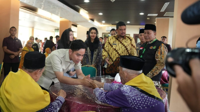 Wakil Presiden RI, Gibran Rakabuming Raka saat meninjau pelepasan jemaah haji kloter 12 di Asrama Haji Medan.