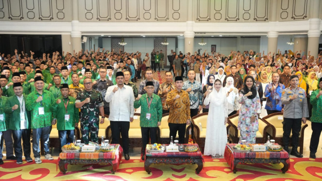 Gubernur Sumut, Bobby Nasution mendampingi Wakil Presiden RI Gibran Rakabuming Raka menghadiri penutupan Muktamar ke-15 Persatuan PUI di Kantor Gubernur Sumut.