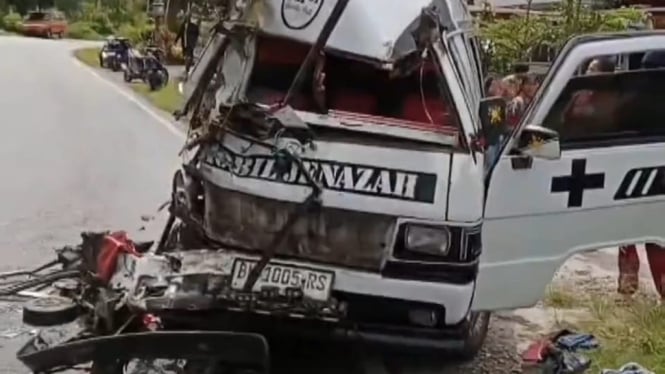 Kondisi mobil ambulans mengalami kecelakaan di  Humbahas.