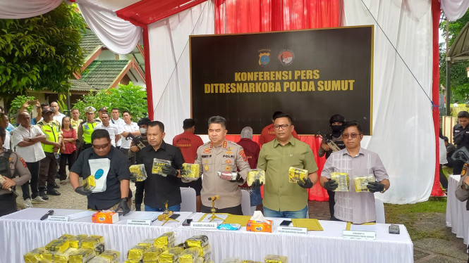 Polda Sumut saat menggelar konferensi pers pengungkapan sabu 100 kg, di Komplek Tasbih I Blok SS No. 54, Kota Medan.