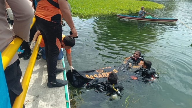 Tim Rescue Pos SAR Parapat, saat melakukan pencarian korban tenggelam di Danau Toba.
