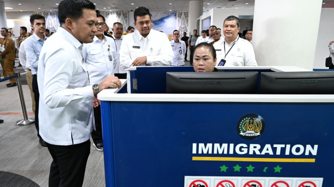Gubernur Sumut, Bobby Afif Nasution saat meninjau fasilitas Autogate dan PMI Lounge Bandara Kualanamu.