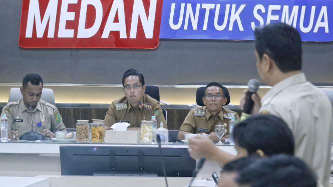 Wali Kota Medan, Rico Waas saat pimpin rapat evaluasi PAD Triwulan I tahun 2025.