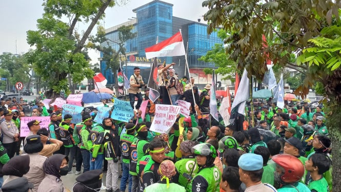 Ratusan ojek online gelar unjuk rasa di depan Kantor Gubernur Sumut.