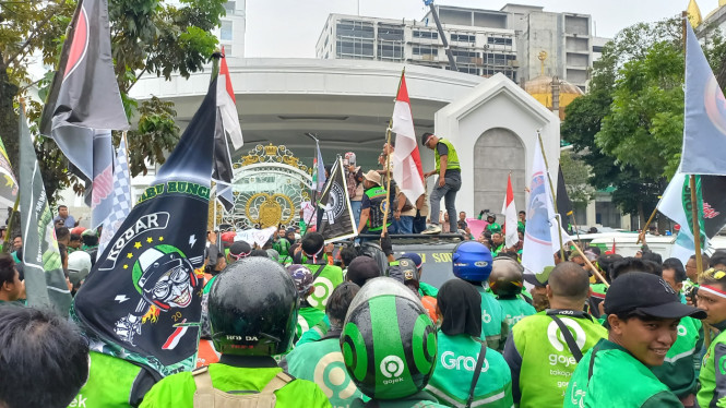 Ratusan ojek online sampaikan orasi unjuk rasa di depan Kantor Gubernur Sumut.