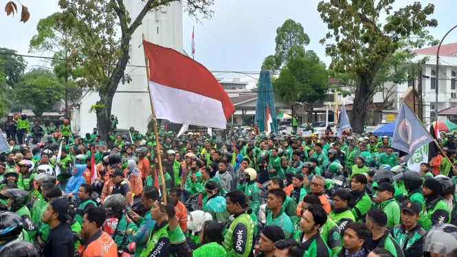 Aksi unjuk rasa ojek online di depan Kantor Gubernur Sumut.