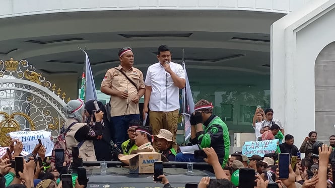 Gubernur Sumut, Bobby Nasution menemui ribuan pengemudi ojol yang menggelar demo di depan Kantor Gubernur Sumut.