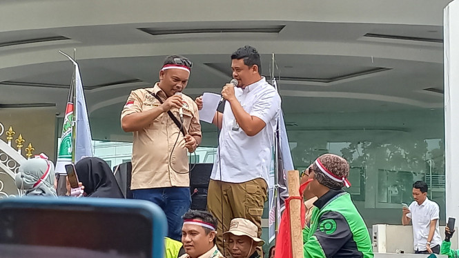 Gubernur Sumut, Bobby Nasution menerima aspirasi dan tuntutan pengemudi ojol yang demo di depan Kantor Gubrnur Sumut.
