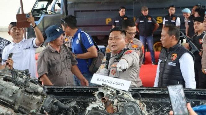 Kapolres Nias Selatan, AKBP. Ferry Mulyana Sunarya tunjukan barang bukti kasus pencurian mesin mobil ambulans Puskesmas Keliling
