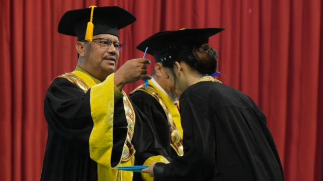Rektor Unimed, Prof Baharuddin saat memimpin prosesi wisuda di Auditorium Unimed.