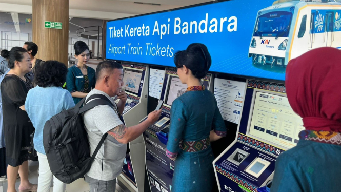Aktivitas penumpang KA Bandara di Stasiun Medan.