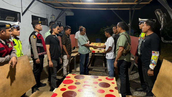 Polres Labusel mediasi terhadap sopir yang terlibat keributan di rumah makan.
