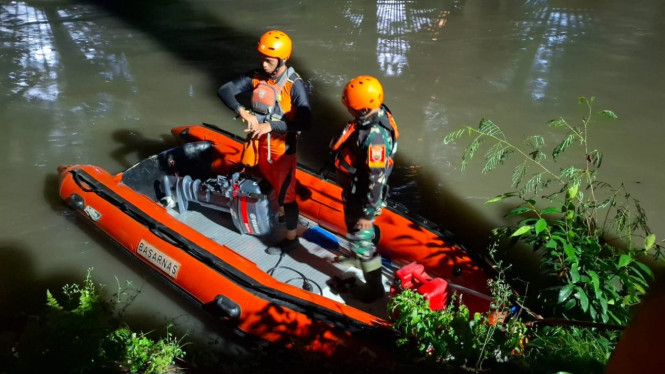 Tim SAR gabungan mencari remaja hanyut di Sungai Deli, Kota Medan.