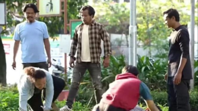 Bubun, Yayat dan Agus saat salam olahraga dengan mantan anak buah Arogan di taman.dengan mantan ana