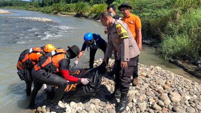 Tim SAR gabungan mengevakuasi jasad karyawan  jasad karyawan PLTA Batang Toru yang tenggelam di Sungai Batang Toru, Kabupaten Tapsel.
