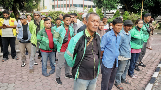 Perwakilan driver Ojol menerima cover BPJS Ketenagakerjaan dari Pemko Medan.
