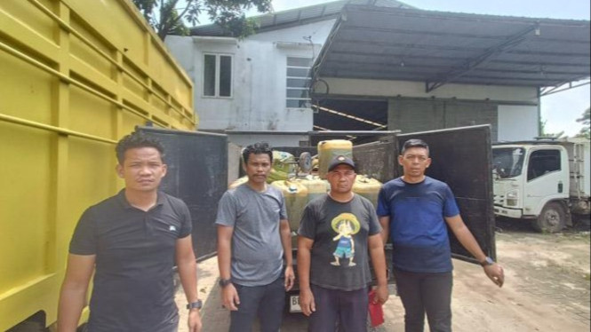 Ditreskrimsus Polda Sumut ungkap penimbunan BBM di Pancur Batu, Deliserdang.