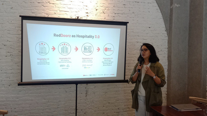 Head of Marketing RedDoorz, Cut Nany Indriani saat memberikan pemaparan perkembangan bisnis RedDoorz.
