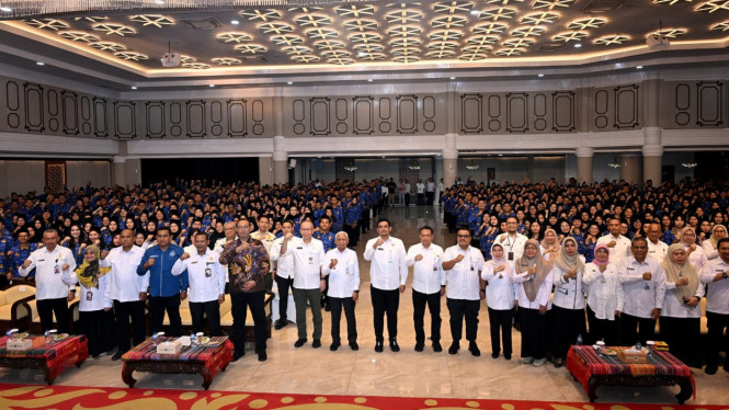 Gubernur Sumut, Bobby Nasution saat penyerahan SK CPNS Pemprov Sumut Formasi 2024.