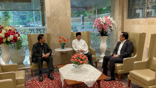Menag Nasaruddin Umar saat menerima kunjungan Ephorus HKBP, Pdt Dr Victor Tinambunan dan tokoh nasional, Dr Effendi MS Simbolon.