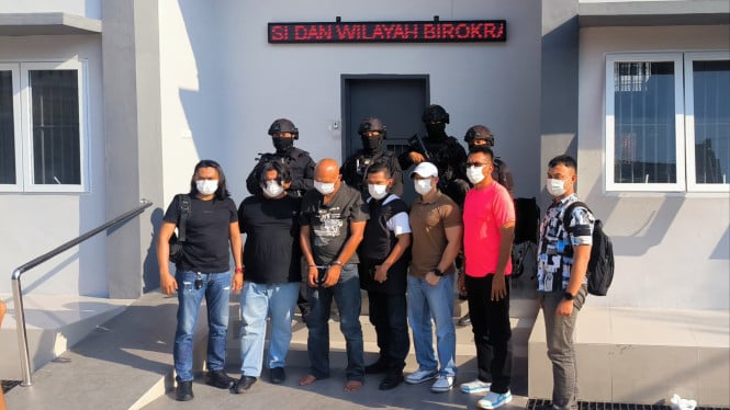 Tim gabungan saat menangkap Edy Suranta Gurusinga alias Godol.
