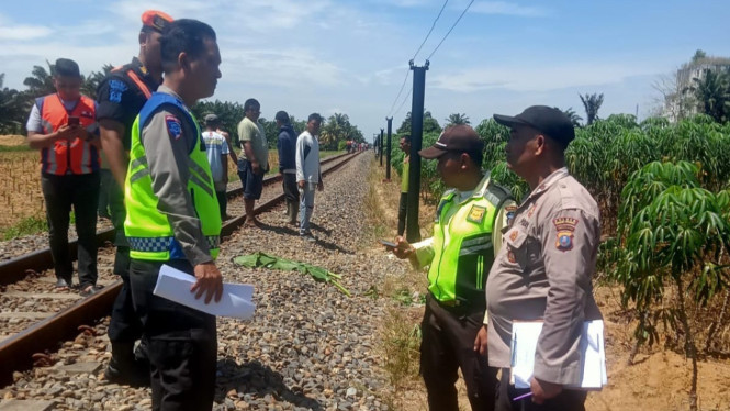 Polisi olah TKP tabrakan sepeda motor kontra kereta api di Sergai.
