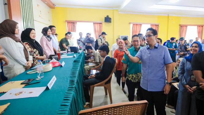 Wali Kota Medan, Rico Waas saat meninjau MPP di Kecamatan Medan Belawan.