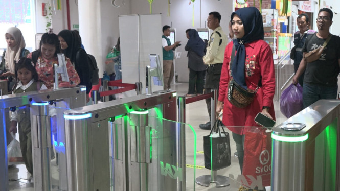Aktivitas penumpang di Stasiun Medan.